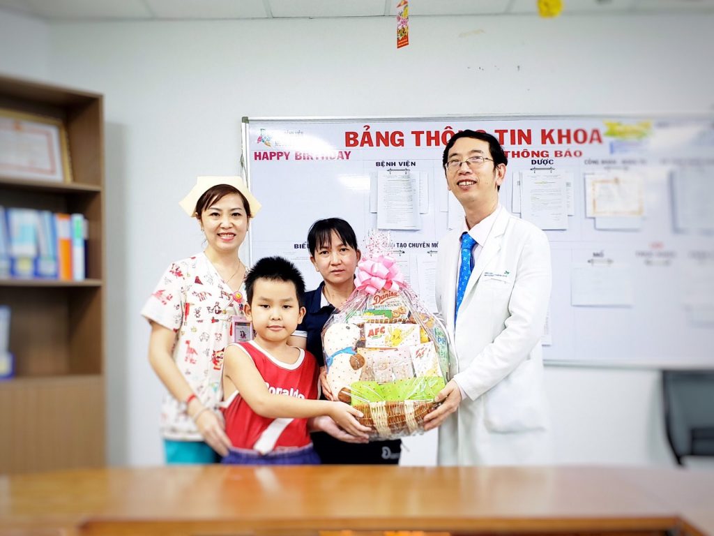 Bé 8 tuổi hồi phục ngoạn mục sau 3 tháng ghép da