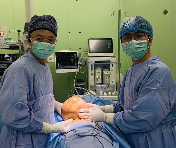 Phẫu thuật thành công loại bỏ u vú ‘to như trái bưởi’